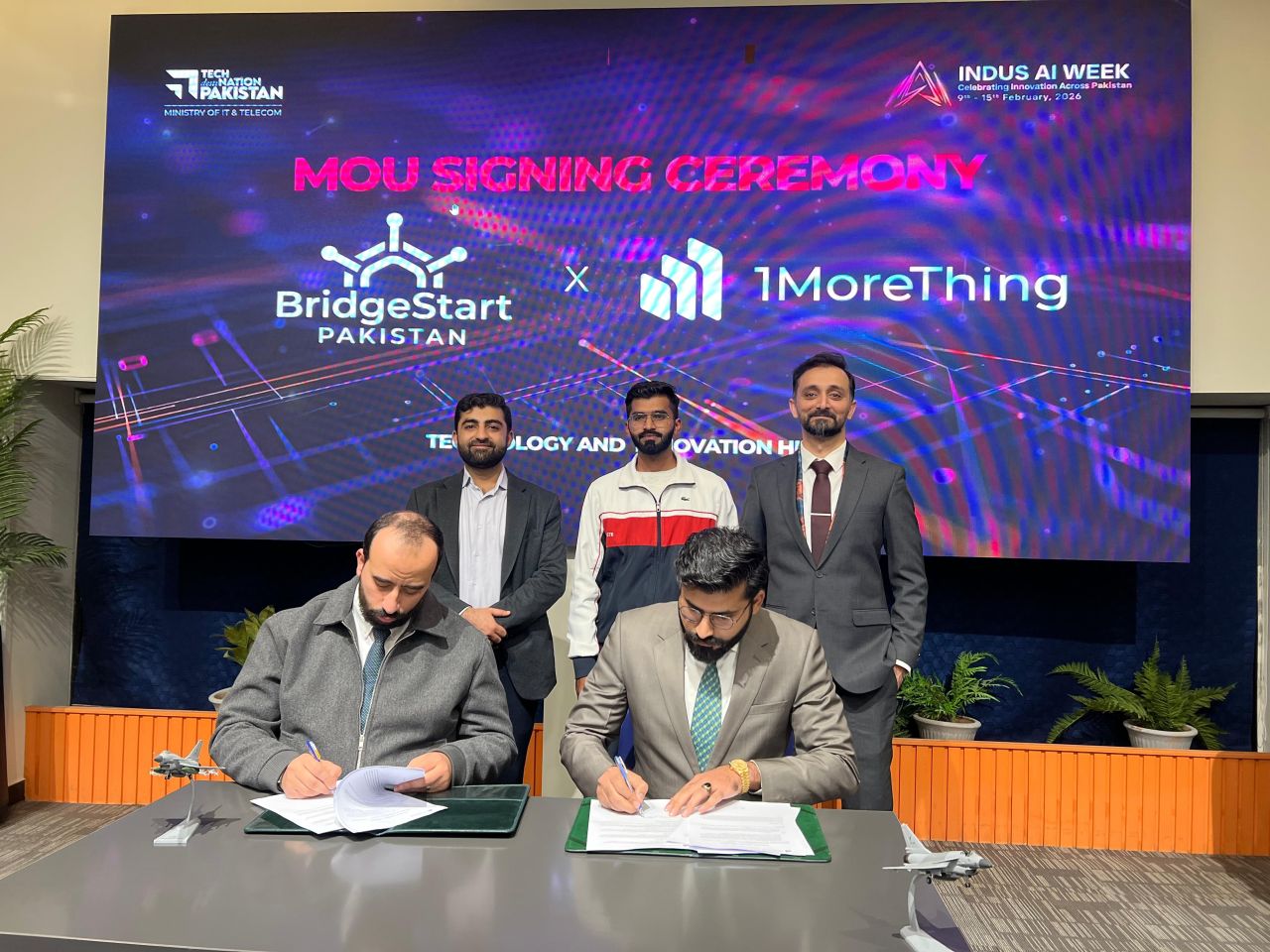 Signing of the Bridgestart and OneMoreThing market-entry agreement